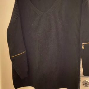 Stickade tröjor - Säljer dessa tre olika stickade tröjor.🖤💜