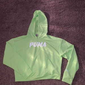 Puma hoodie  - Helt ny puma hoodie. Super fin färg på den. Storlek S men passar även XS samt M