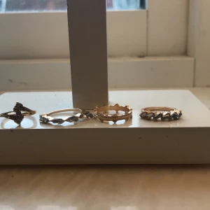 Ringar i olika storlekar  - Hej! Säljer lite ringar i olika storlekar, allt från xs-m. Alla för 50 eller 1 för 15. För mer information om enskild ring kontakta mig på dm✨