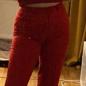 Röda kostymbyxor  - Dom är som nya fick dom av min mormor som hon använde när hon va 40 så dom är 20+ år gamla 