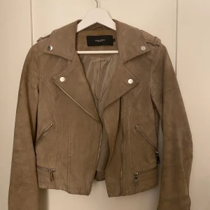 vero Moda mockajacka  - jag säljer denna jacka för den inte kommer till användning längre. Den är i ett bra skick men har blivit en nyans mörkare pga haft den i fel väder. 