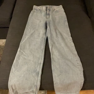 Monki jeans - Vida monki jeans. Kan ej ta kort med dom på för dom passar inte. Frakt ingår.