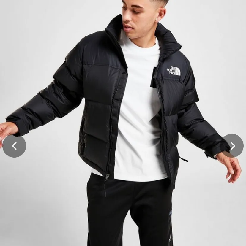 Säljer Herrjacka North face 1996 retro nupset jacka i väldigt bra skick. Jackan är köpt för ca 1 år sedan och endast använd på vintern, mycket sparsamt använd. Jackan har inga slitage eller liknande och är princip i nyskick. Nypris: 2799kr. Mitt pris 2000kr!! Pris kan diskuteras vid snabb och smidig affär! Kom gärna med frågor eller vid intresse!!. Jackor.