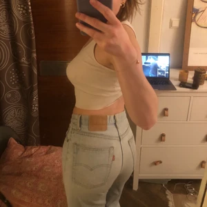 Levis 501 jeans - W 33, sitter dock väldigt bra på mig som i vanliga fall är en W28/Stl S/173cm