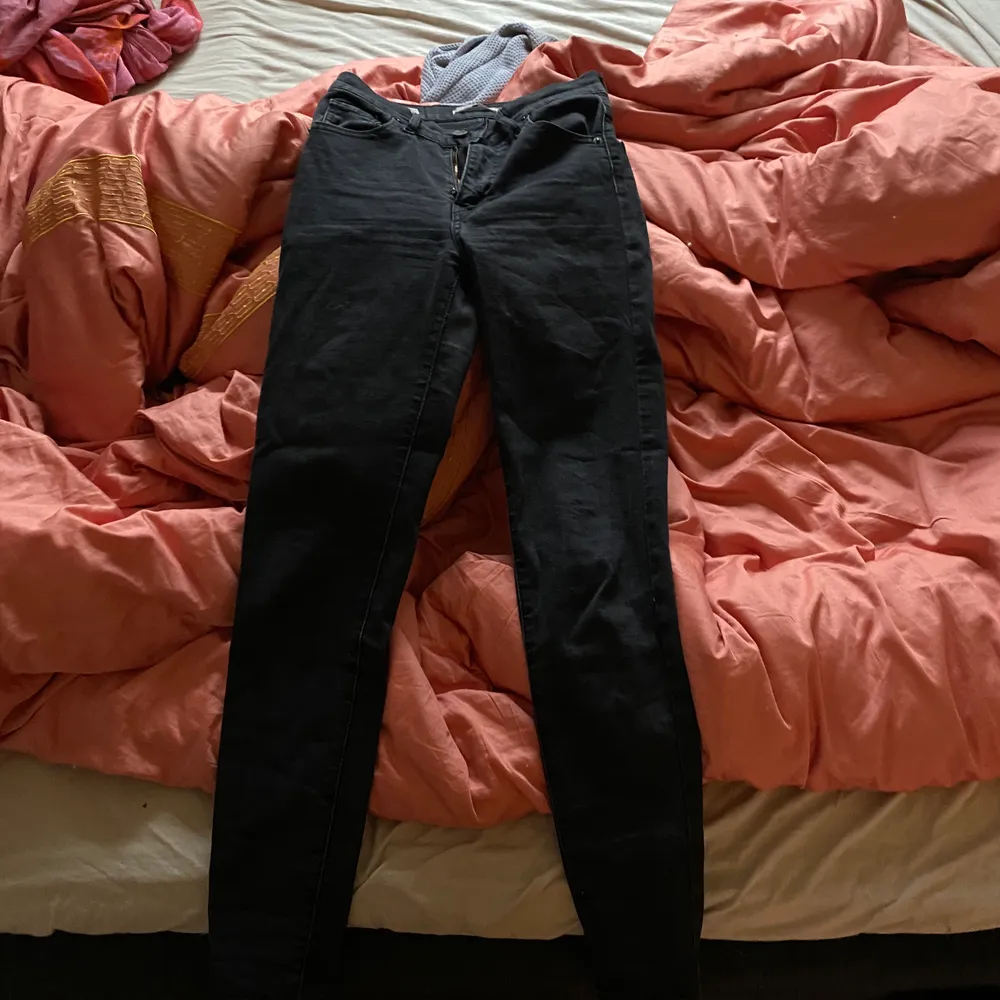 Säljer nu mina Levis jeans som blivit för små, high waisted i storlek 25, har normalt storlek 38 i jeans så dessa skulle jag säga är 34/36, inga slitningar eller så, knappt använda och köpta för 999kr och säljer för 500kr. Jeans & Byxor.