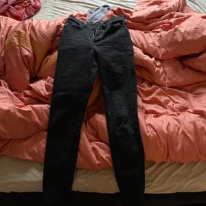 Säljer nu mina Levis jeans som blivit för små, high waisted i storlek 25, har normalt storlek 38 i jeans så dessa skulle jag säga är 34/36, inga slitningar eller så, knappt använda och köpta för 999kr och säljer för 500kr