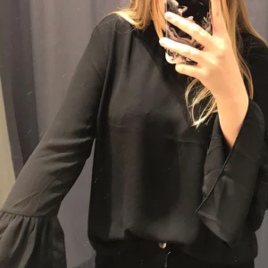 Svart jättesöt blus  - Svart jättesöt blus med volang ärmar och söt krage. Hade varit jättefin till en väst eller likande och ett par balla jeans💕storlek 36