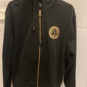 Versace tröja - Endast använd vid ett tillfälle! Strl:L nypris 2000:-