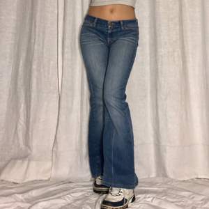 Perfekta lågmidjade jeans från FORNARINA💗 står W30 men skulle säga att de passar W27/28! midjemått: 83cm, innerben: 79cm! Jag är 170cm lång!