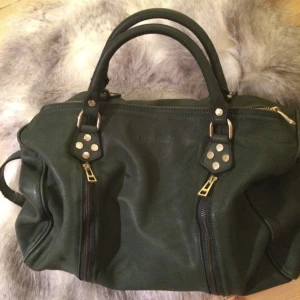  - Zadig et Voltaire-väska i mossgrön färg. Köpt i Stockholm 
