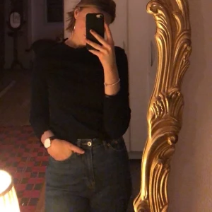 Blåa byxor  - Säljer mina gamla favorit byxor då jag inte är lika bekväm i dom längre, dom är i bra skick och väldigt bra passform. Jag är 1,74 och längden på byxorna sitter jättebra, även väldigt hög i midjan🤩💕