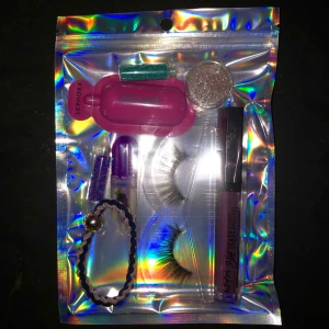 Stor goodiebag  - En stor goodiebag med lösögonfransar, nyx lipcream, showergel, highlighter, hårsnoddar och en massa glitter👏💖 99kr plus frakt💕 den perfekta presenten för i år✨