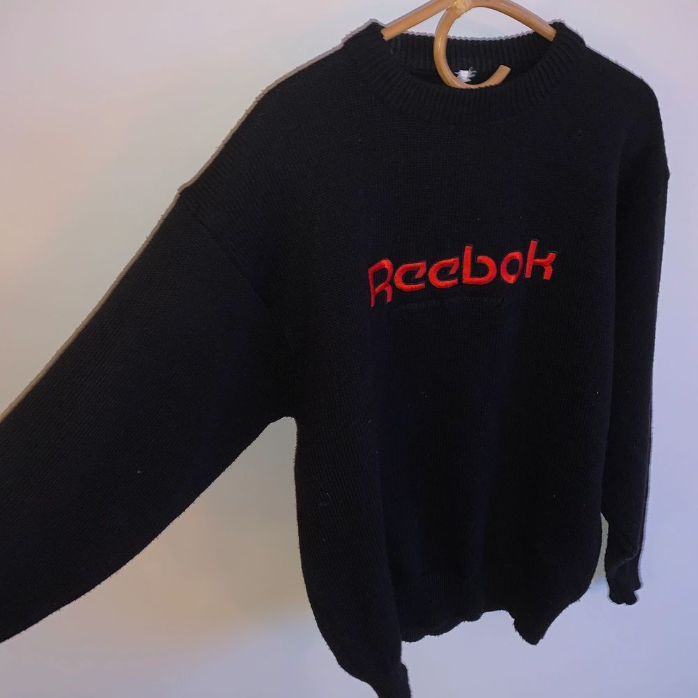 Supersnygg svart vintage stickad Reebok sweatshirt! Varm men inte stickig och perfekt till vintern! Den är vintage men är i perfekt skick. Ingen klar storleksbeskrivning, men ungefär storlek M. Den har en luftig, stor och snygg passform men är liten när nere så att den sitter fett snyggt!! . Tröjor & Koftor.