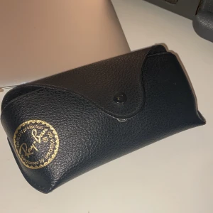 Rayban solglasögon  - Äkta rayban solglasögon! Aldrig använda och säljer pga de inte är min stil och då inte kommit till användning. Orginal pris 1300