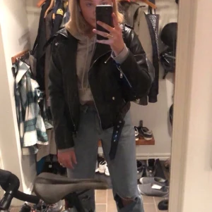Skinn jacka ! - Säljer denna så sjukt snygga skinnjacka från zara! Tror inte den finns att köpa längre! Den är i storlek L/m men det är liten i storleken!❤️ köparen står för frakten