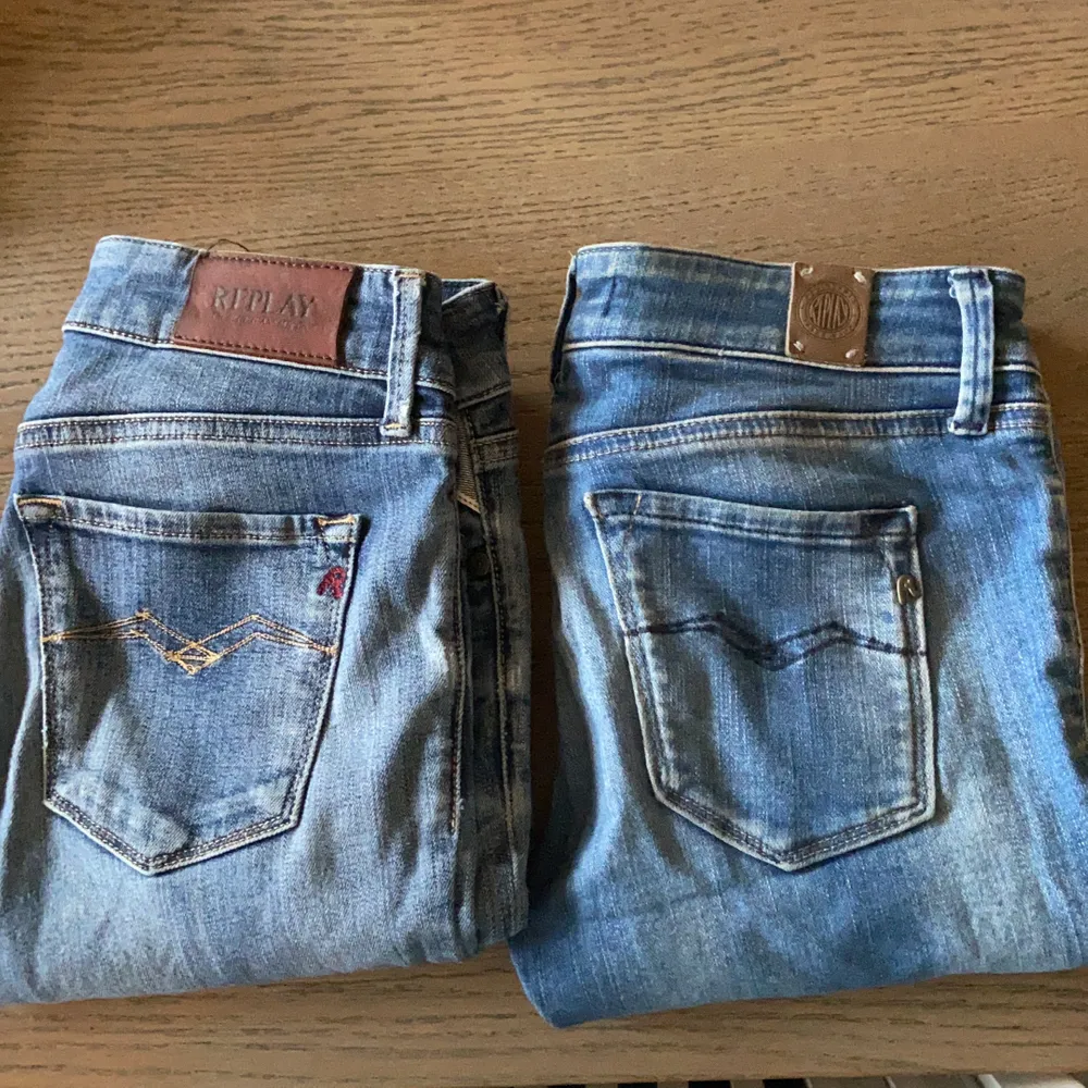 Säljer två par super sköna replay jeans i storlek 25 och längd 30 på dom första till vänster och längd 34 men uppsydda till 30 på dom första till höger! 200 kr för båda + frakt. Jeans & Byxor.
