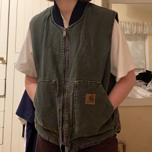 Carhartt Väst - Säljer denna gröna väst från Carhartt i storlek Large🥰 