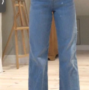 Wide jeans Size 170 junior   - Ordinariepris: 299:- Använt 1 gång !   Betala via swish!  Super fina och sitter jättebra men eftersom jag inte använder dem så e de bättre att de får en nu ägare👍🏼160 lång!          Kan ändra pris!