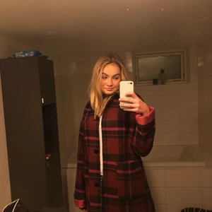 Höst kappa❤️ - Super fin kappa! Älskar denna men den kommer tyvärr aldrig till användning! Nypris 500 säljer för 350 inkl frakt! Endast leverans pga Covid-19