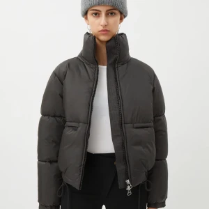  weekday jacka - Säljer min helt nya svarta jacka från weekday, endast provad! Storlek M. Nypris 800kr