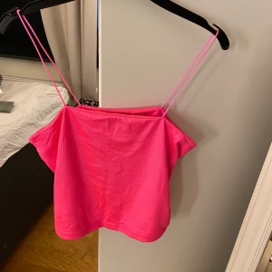 Linne från bikbok - Säljer detta somriga linnet från bikbok! Köpt i slutet av sommarn så fick ingen användning av den. Prislappen är kvar. Strl M!