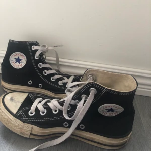 Converse skor strl 36.5 - Använda några gånger men har en svart fläck på framsida av skon. Där av blir priset längre. Skriv för fler bilder! (Otvättade nu och kommer såklart vara tvättade innan leverans)