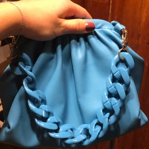 Blå väska  - Jätte söt blå väska från gina tricot ,säljer pga att den aldrig kommer till användning 💗