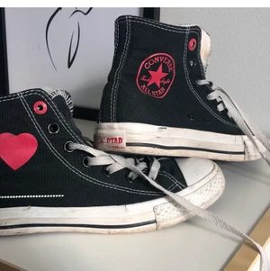 Converse!! - Efterfrågade svarta converse men schyssta hjärtan, unika och fina!