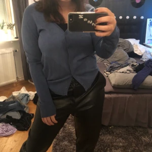 Stickad kofta - Fin kofta men sååå skönt material, snygg att ha öppen men även knäppt!