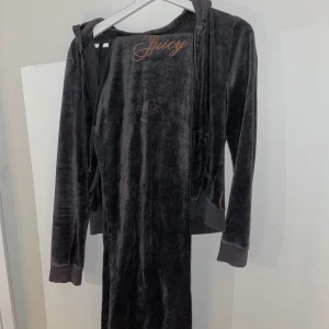 Juicy couture mjukisdress  - Grå mjukisdress från juicy couture💖💖💖 säljer då den tyvärr inte kommer till användning🥺 storlek S men dom är ganska korta i benen så rekommenderar inte om du är lite längre. Den är väl använd så inte i nyskick.