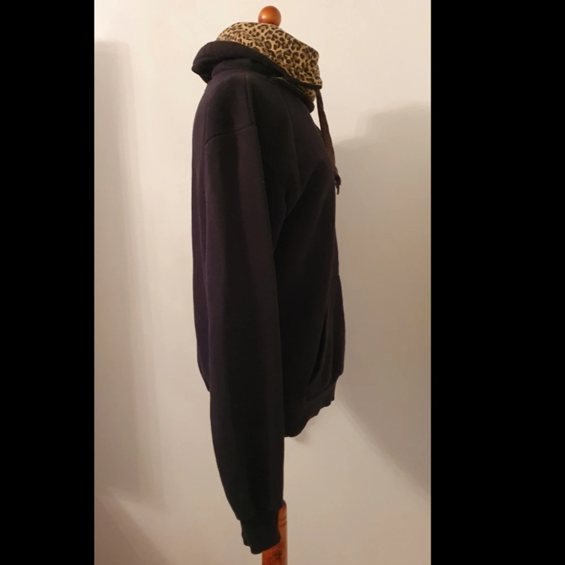 Svart hoodie med leopard mönster - 90