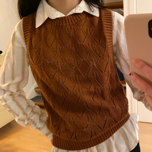 Stickad väst - En oanvänd brun stickadväst från Monki! Materialet är mjukt och av bra kvalitet. Storleken är S och säljer den för 99kr + frakt 🎄