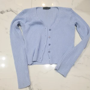 Blå tröja  - Jättefin blå tröja som bara är använd 1 g :)! 