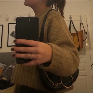 Stickad croppad tröja - Jättemysig (och varm 🥵 )stickad tröja. Köpt förra året på weekday men har tyvärr inte kommit till användning mer än 2 gånger. 🎄🥰