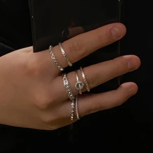 Silver ringar - 7 st silver färgade ringar som inte kommer till användning🤍 frakt betalas av köparen📦
