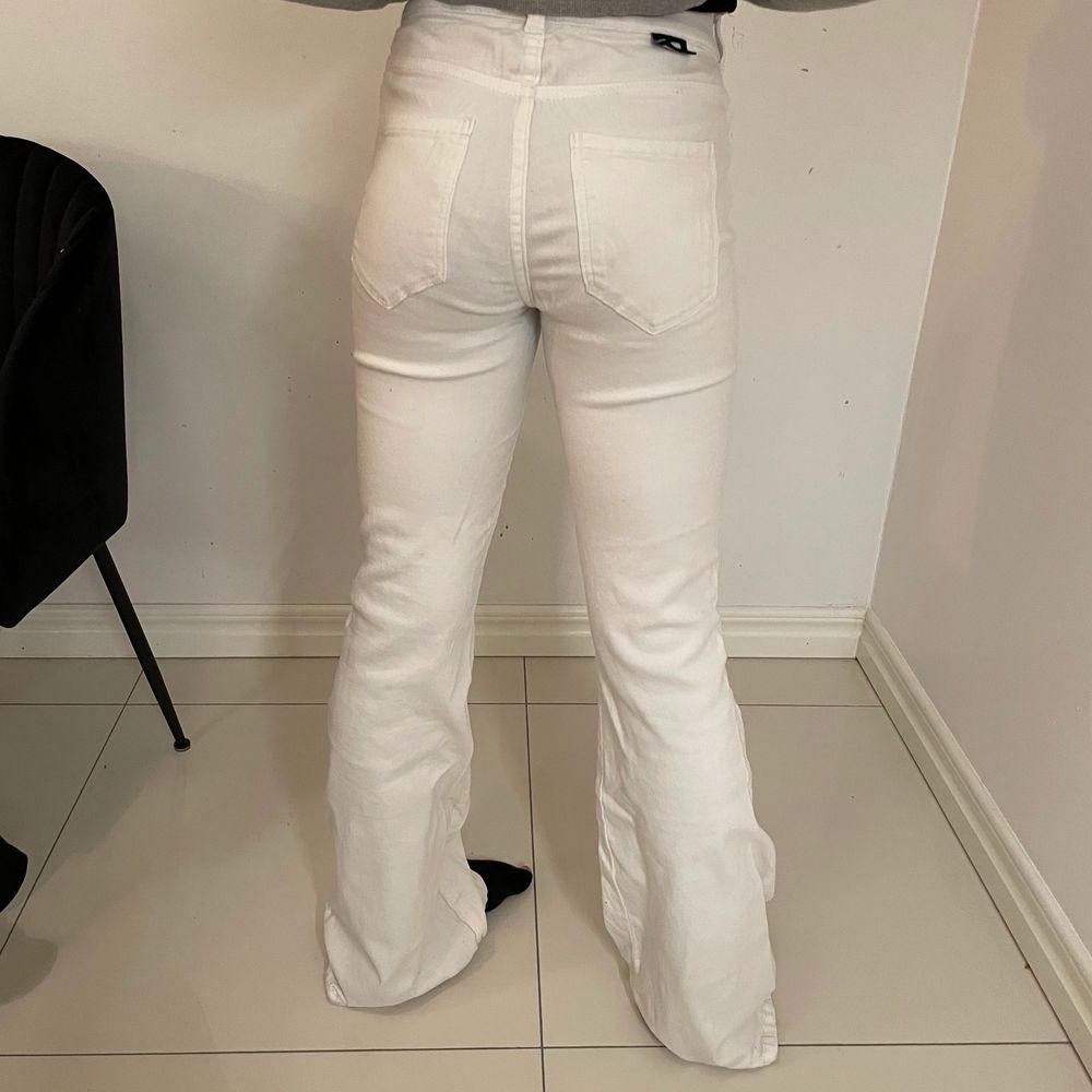 Snygga vita jeans från Salt | Plick Second Hand