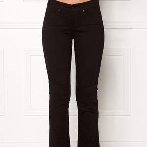 Jätte snygga svarta vida crocker jeans, bootcut modell, ett par favoriter! slim fit. Säljer pga tyvärr för små för mig nu.