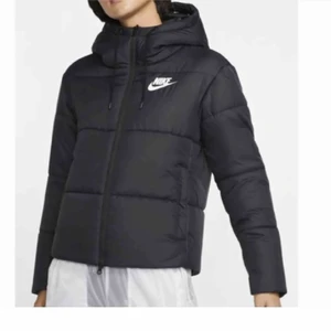 Jacka - Jätte fin Nike jacka som ej används längre... nypris 1000kr