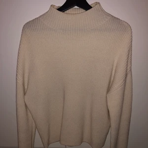 Filippa K - Ribbad tröja från Filippa K. Använd ca 3-4 gånger, aldrig tvättad. Mycket fint skick. Inköpspris 1900kr.