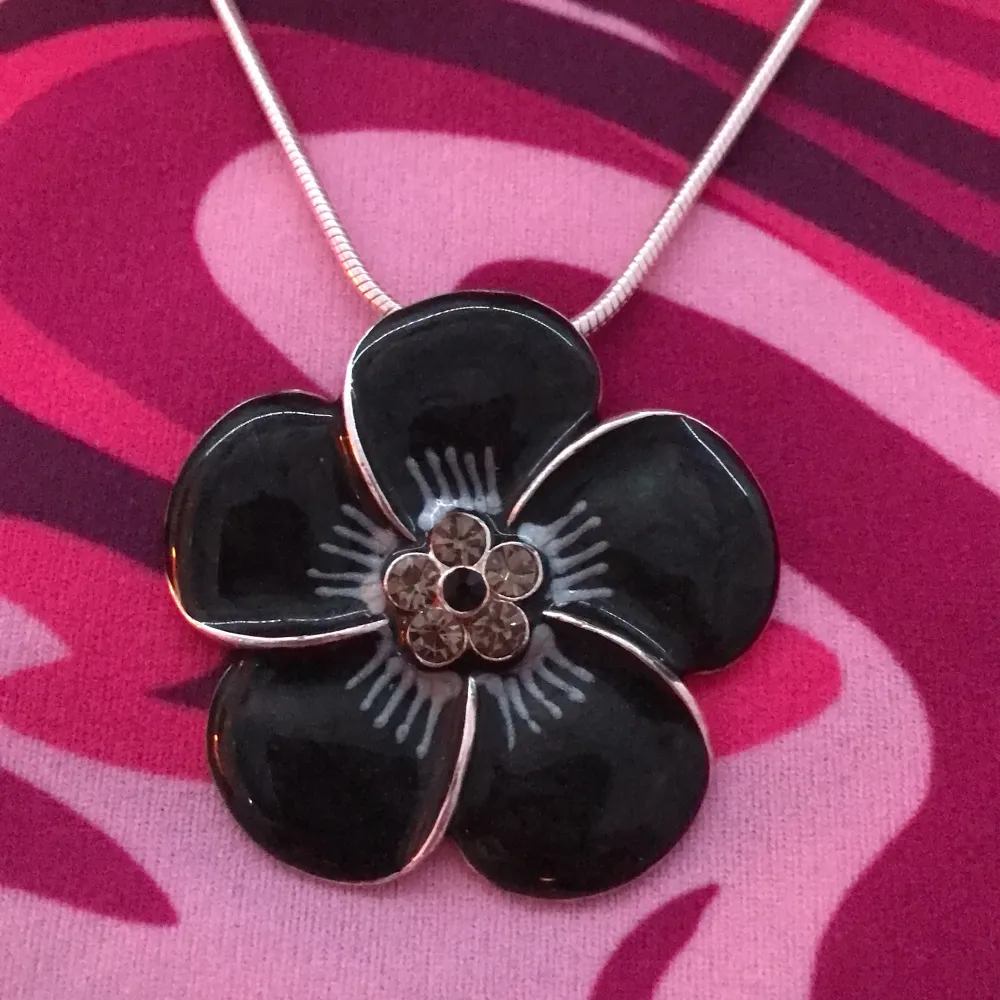 Ett fint halsband med en svart blomma!. Accessoarer.