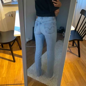  - Levis 501 Skinny jeans, köpta för 985kr och använda mycket sparsamt, så i bra skick!! Säljer då dem blivit något små för mig. Budgivning fram till 14/8 🦋