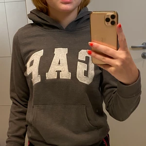 Grå GAP hoodie - Använd typ 3 gånger. Köparen står för frakten