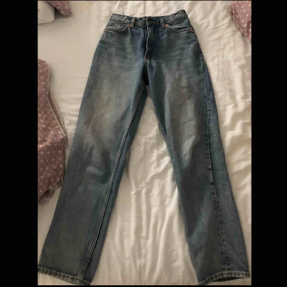 Jeans från monki i modellen taiki balloon leg. Storlek 24. Köpta av en annan tjej här på Plick men tyvärr passade dem inte så därför säljer jag dom. 200kr + frakt. Jeans & Byxor.