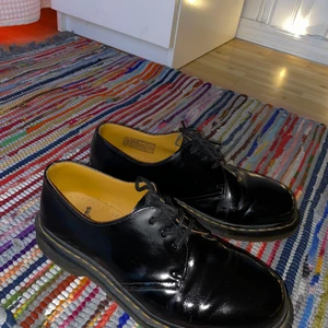 Nya Dr. Martens i toppskick❤️ - Säljer tyvärr dessa då jag inte använt dem lika mycket som jag trodde, de är super fina och i ett mycket bra skick. 🌸🥰 köpte de för 1200 och säljer numera dem för 800.