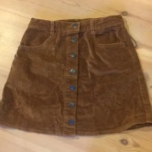 Manchester kjol - En söt kjol i brun manchester! Aldrig använd av mig. För fler bilder hör av dig:)