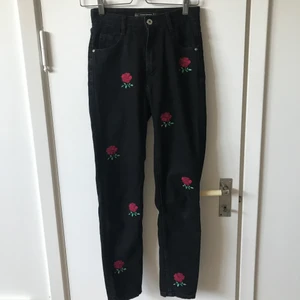 Zara jeans roses  - Sparsamt använda jeans ifrån Zara med rosor på, ”mom jeans” modell. Säljer pga sitter för tight på mig. W23L32 sitter mer som en W24, är själv en W25.