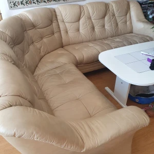 Soffa bortskänkes  - Soffa bortskänkes mot avhämtning bärhjälp behövs finns i farsta 