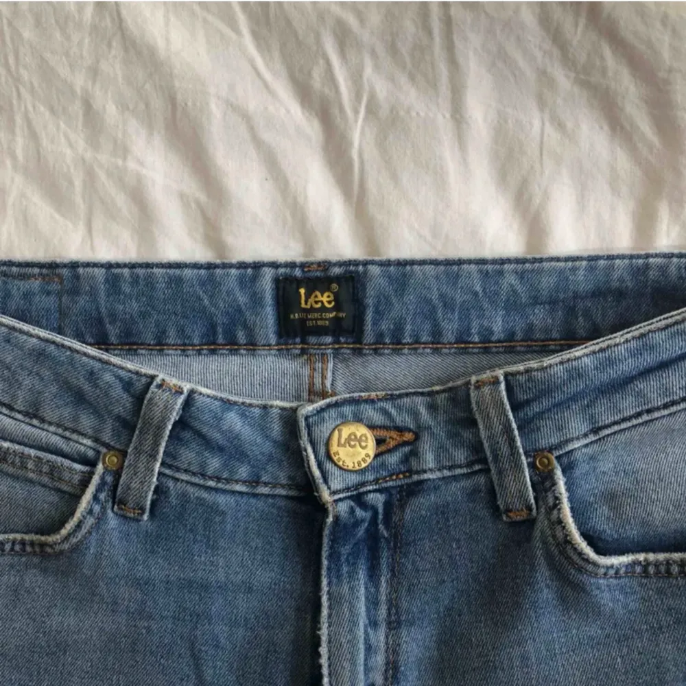 Raka jeans från lee storlek 26/31. . Jeans & Byxor.