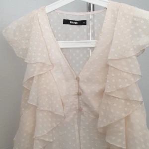 Blouse - ✨Blouse från bikbok storlek:XS använd Max 3 gånger   Köparen står för fraktkostnaden✨🌺