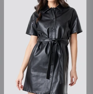 Fejk skinnklänning från Nakd  - Superfin fejk skinnklänning från Nakd, endast använd en gång så den är verkligen i nyskick!! 🥰 Nypris: 499 & säljer för 200 exklusive frakt 